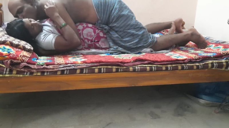 La bella Bhabhi fa sesso erotico, video di sesso romantico indiano in sari