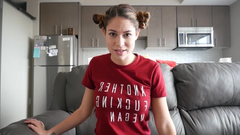 Ashley Alban, Veganerin, bekommt Wurst-Fix