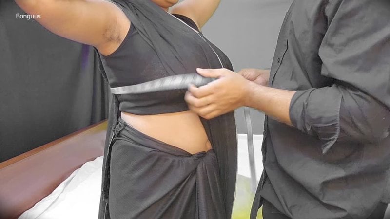 Riya Bhabhi è stata scopata da un sarto hindi