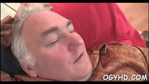 Viejo lujurioso folla a un joven ángel