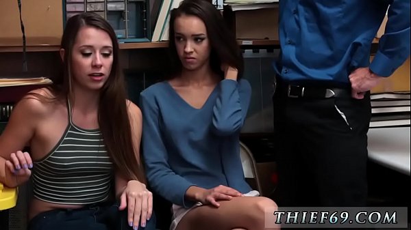 Un poliziotto si ammanetta e scopa un detenuto Entrambi i sospettati vengono perquisiti e spogliati