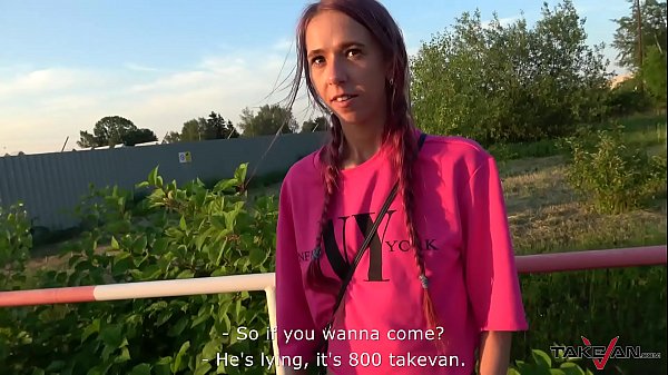 L'assistente pazzo perso ha perso l'autobus e cavalca un cazzo nel furgone