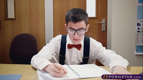 Animadora caliente folla con el chico nerd de la clase