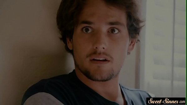 La cameriera adolescente domina e picchia forte