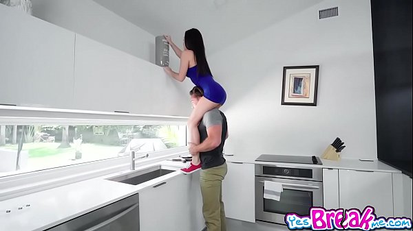 Jasmine Vega kniet für einen Blowjob nieder