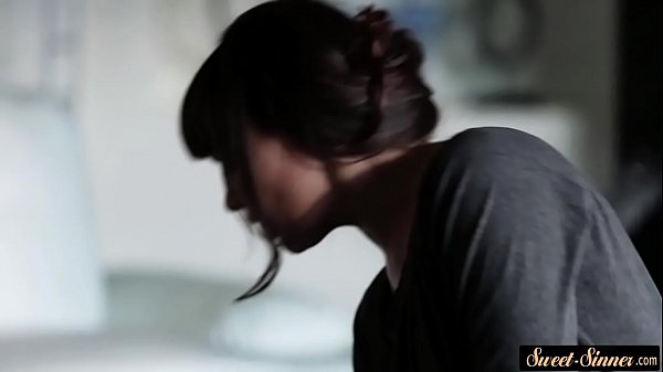 Roundass Teen wird von ihrem Stiefbruder doggystyled