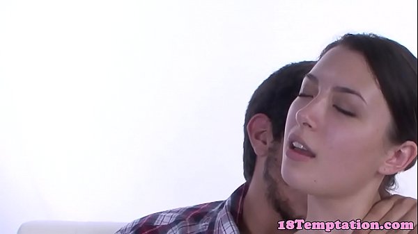 Meia-irmã adolescente se masturbando em dupla proibida