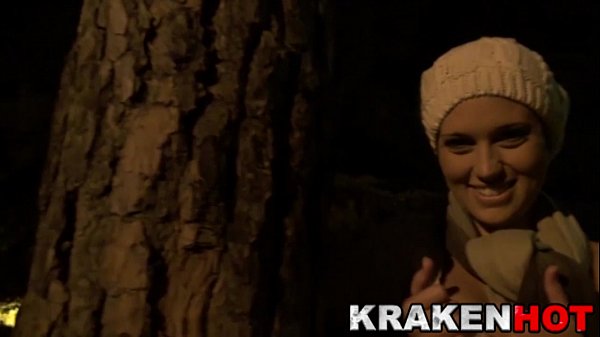 Chica joven divertida provocativa en el parque por la noche