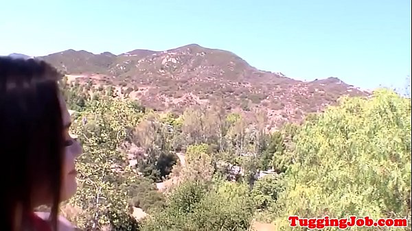 Una vera adolescente sega il cazzo e si fa sborrare sulle tette grosse