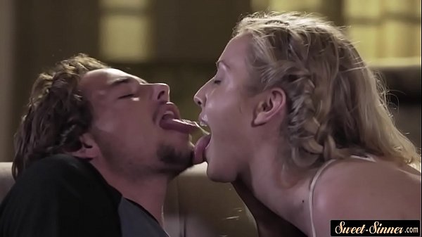 Sorellastra succhiacazzi che fa un giro sul cazzo