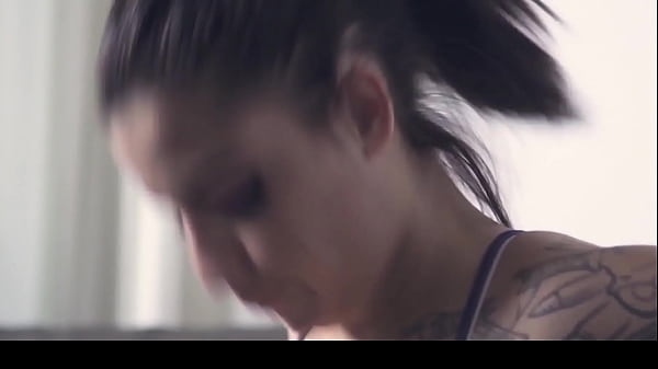 CASTING FRANCAIS - Doce novato tatuado filma cena pornô pela primeira vez