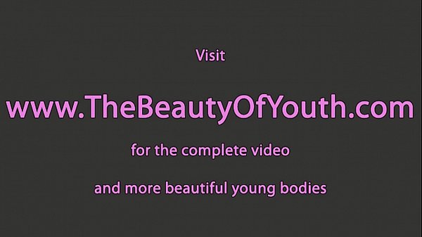 Piccola ragazza carina con tette piccole che si sditalina