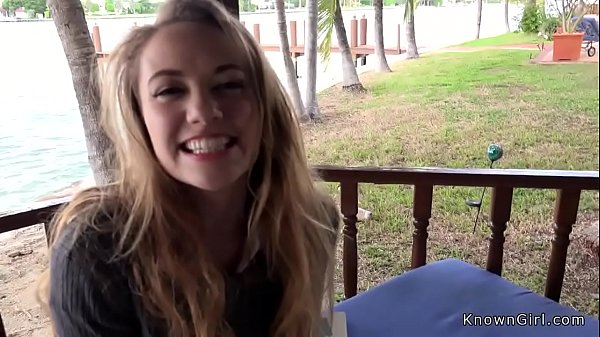 Une ado brune en bas baise en plein air