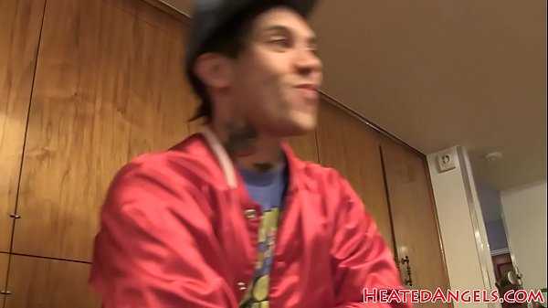 La straordinaria bellezza alternativa viene intervistata