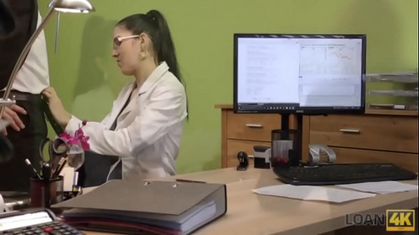 PRESTITO4K. La segretaria adolescente si sente una troia da quattro soldi al casting per adulti