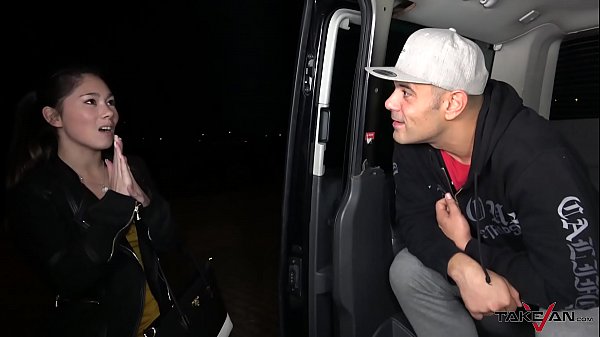 Enge asiatische Muschi im Kleintransporter gedehnt und vollgespritzt