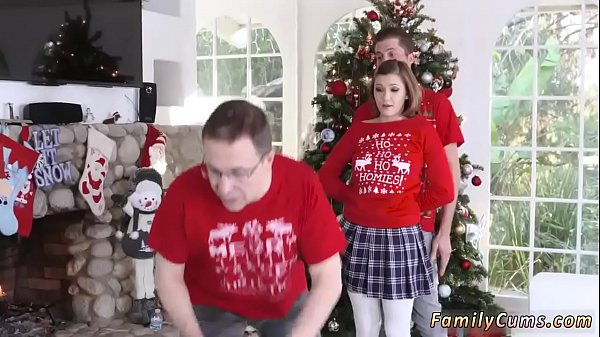 Tuổi teen đồ chơi dây đeo trên và dễ thương vụng về thổi kèn lần đầu tiên ngoại đạo