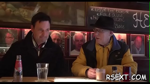 Bella prostituta matura tatuata succhia il cazzo e si fa leccare la torta di pelo