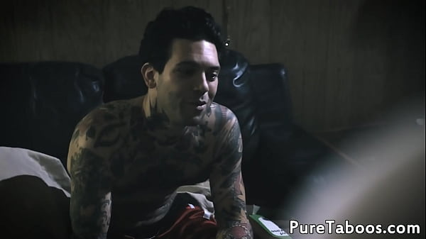 जाहिल किशोर की गांड चुदाई की गई और सह से ढक दिया गया