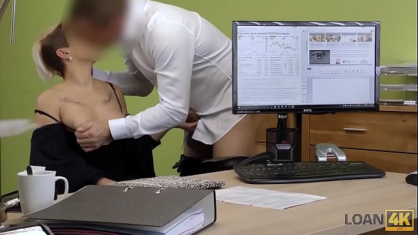 EMPRÉSTIMO4K. Essa entregadora vai cuidar da sua salsicha