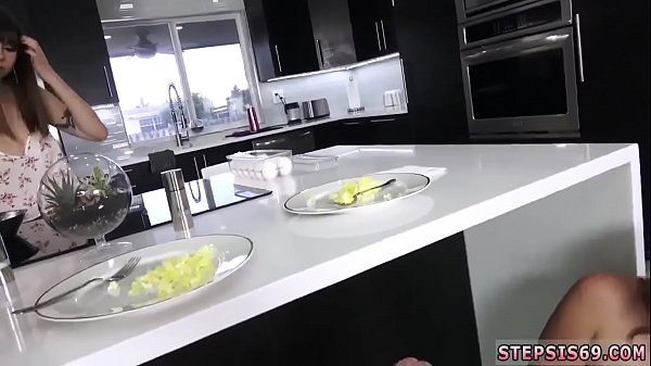 Teenager mit dunkelroten Haaren, herrischer Familienwettbewerb