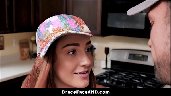 Calda teenager con l'apparecchio e un culo grosso Courtney Falls scopata dalla sua amica