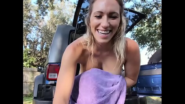 Nackt im Freien baden