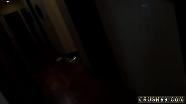 Blonde MILF fickt zuerst die Girlcrony-Pool-Partnerin ihres Konkurrenten