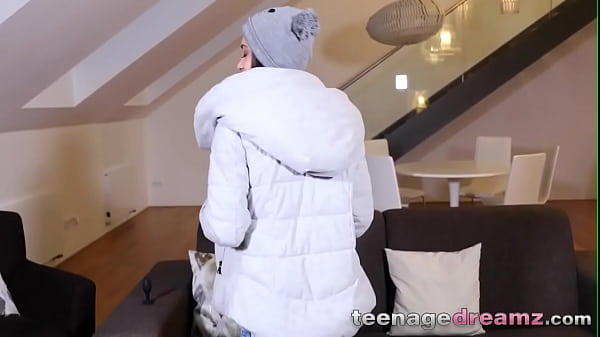 Dünner europäischer Teenager im Solo