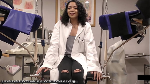 $CLOV Cheer Captain Yasmine Woods wurde von Doktor Tampa zu einer Sportuntersuchung gezwungen, mit versteckter Kamera bei GirlsGoneGyno Reup gefilmt