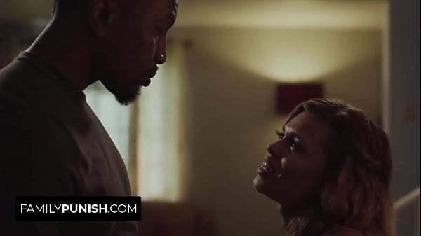 La ragazza sexy si mette in mostra