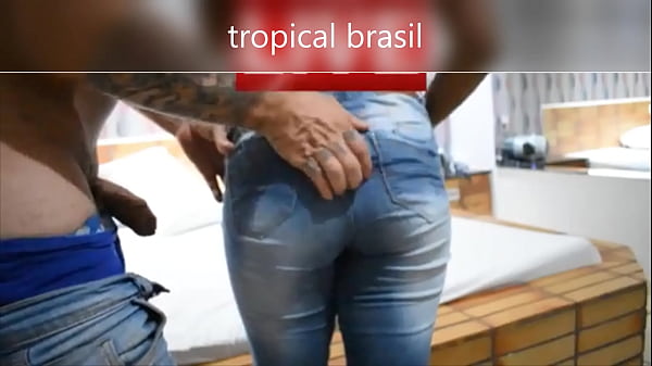 J'ai appelé le instructeur de gym pour faire l'amour au motel et mon cocu a pu le filmer