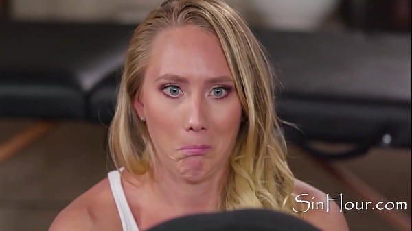 Hermosa Chica Adolescente se desnuda en forma lésbica