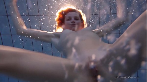 नस्तास्या गर्म सुनहरे बालों वाली पूल में नग्न