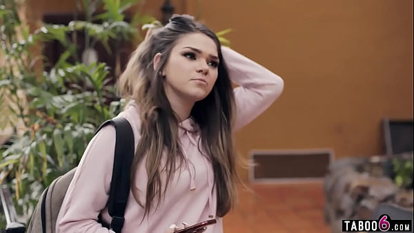 Teenie-Touristin Athena Faris in einem Airbnb in Deutschland mit einem viel älteren Mann