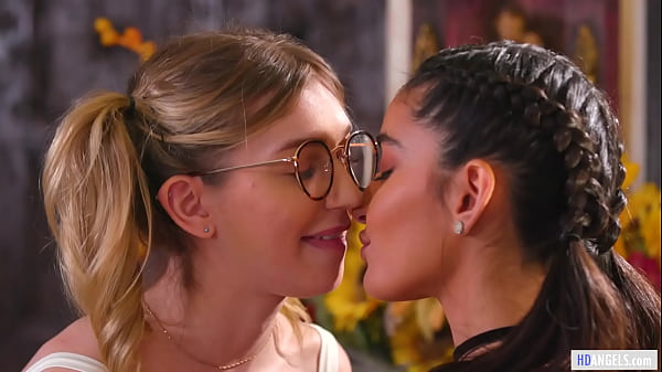 y. Ex amigas lesbianas confiesan sus sentimientos - Emily Willis, Mackenzie Moss