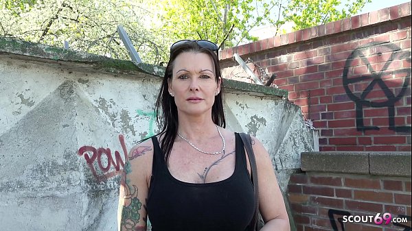 SCOUT ALEMÁN - MILF DE MEGA TETAS JULIA FOLLADA ANAL EN UN CASTING CALLEJERO POR DINERO EN BERLÍN