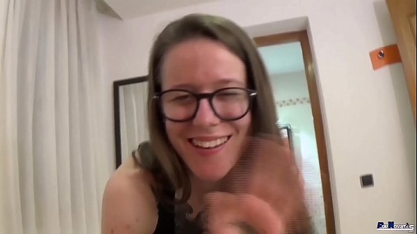 PEQUE&Ntilde_UNA JOVEN AMERICANA AMATEUR MUY CALIENTE SE TRAGA LA LECHE