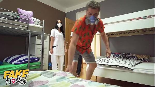 Fake-Hostel-Dreier mit rothaarigen und lateinamerikanischen Krankenschwestern