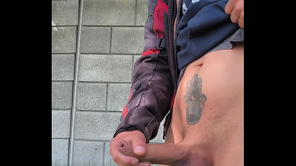 Adolescente juguetona y caliente se divierte - amateur