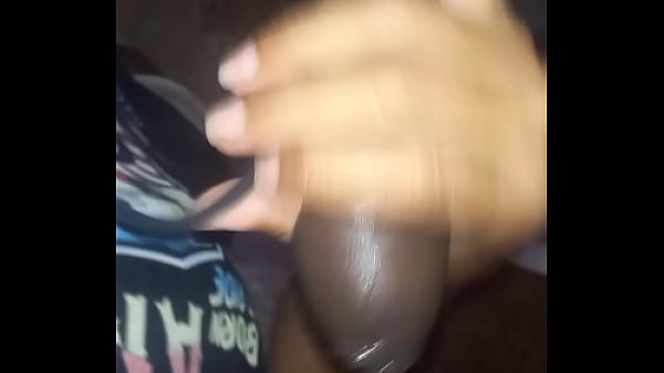 परित्यक्त बाथरूम में एक त्वरित मुख-मैथुन