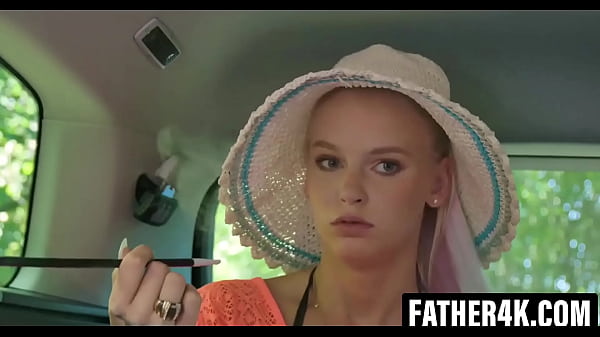 Ragazza teenager bionda sensuale