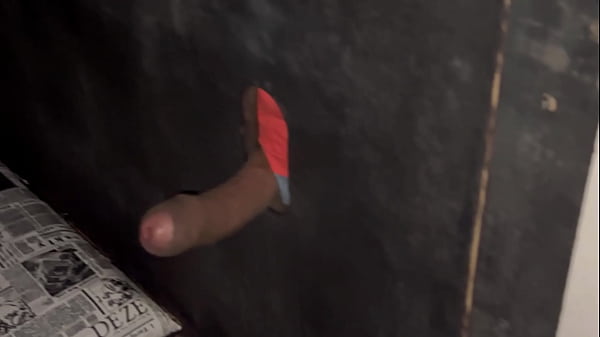 Esfreguei meu cuzinho no pau do negão e ele gozou na minha mão no buraco do gol da casa de swing