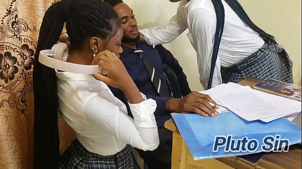 College-Teenager-Mädchen-Team verführt und fickt die jungen Vorlesungen für gute Noten