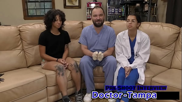 Sinnliches Teenie-Mädchen vergnügt sich in Unknown