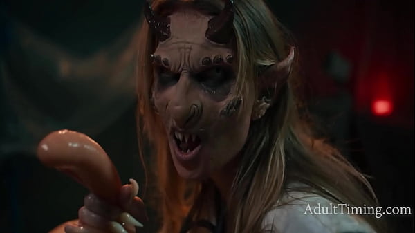 Ragazza teenager bdsm giocosa