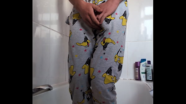 Tiene e bagna il pigiama, un ragazzo di 18 anni