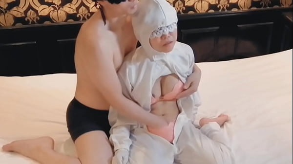 La giovane ragazza sensuale si diverte