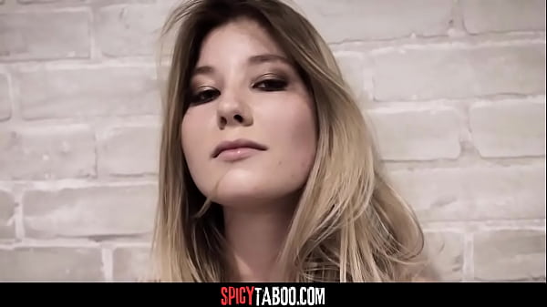 Un'adolescente ingenua ha un rapporto a tre con due agenti di polizia nella sua cella di prigione