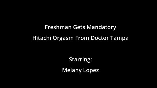 Erstsemester bekommt obligatorischen Hitachi-Orgasmus von Doktor-Tampa – Melany Lopez